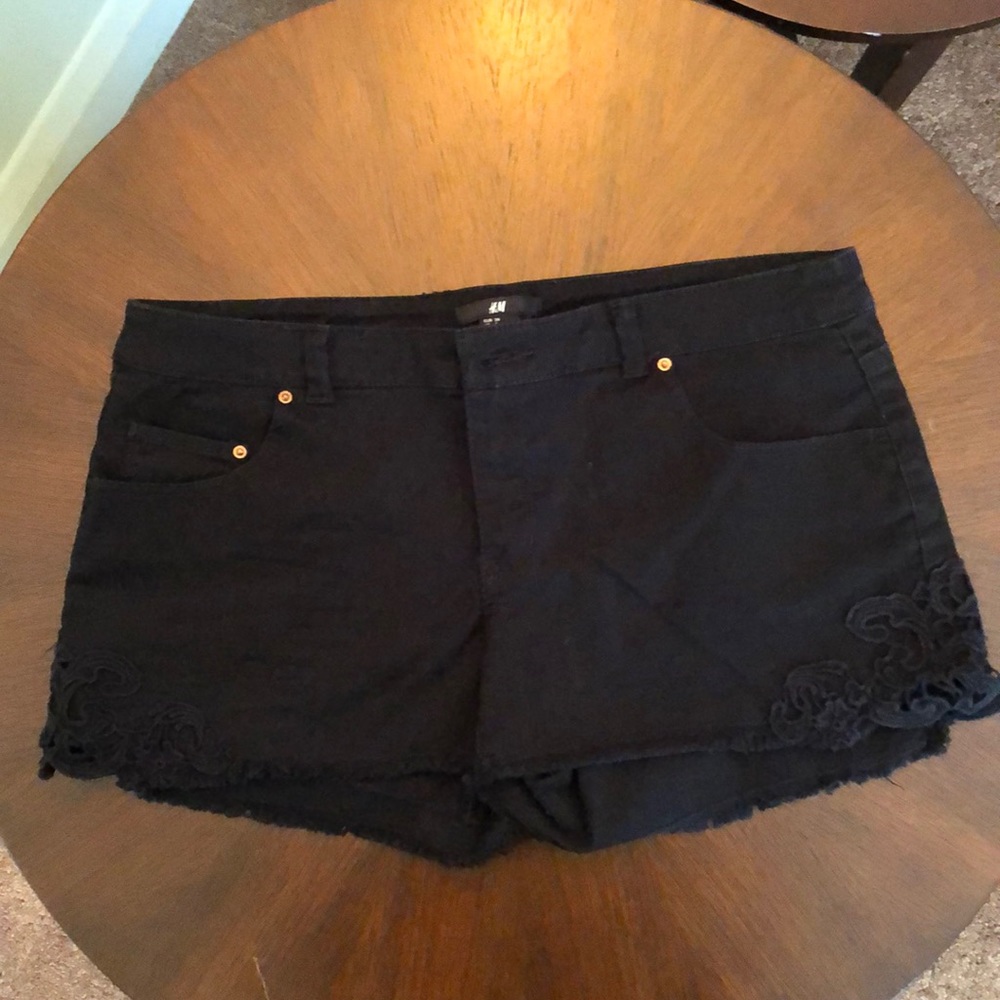H&M black shorts